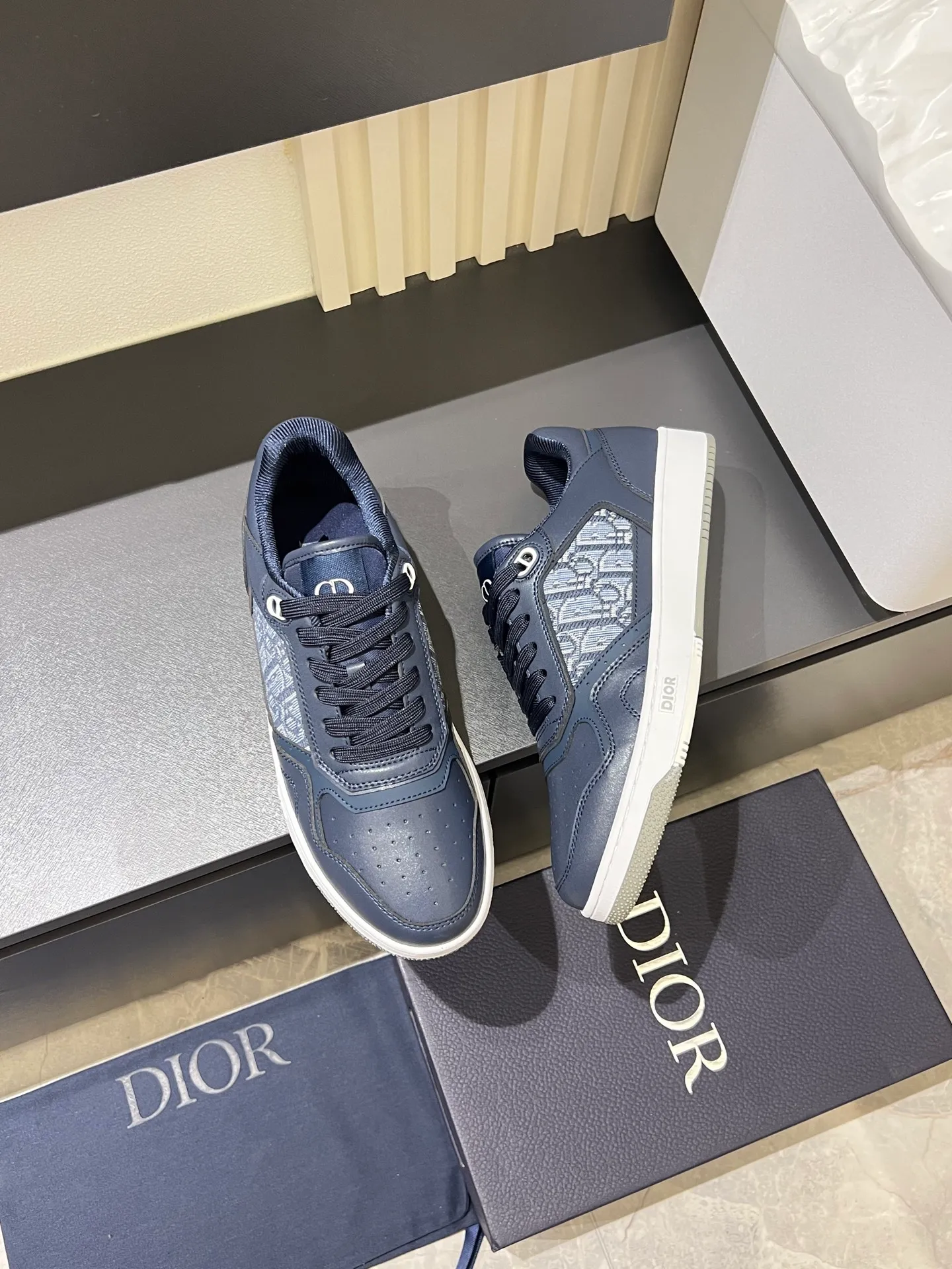 Men's shoes 💰p400 "Dio*" mid-top B27 casual sneakers. This B27 high-top sneaker is a new product in the series and continues Di*r's classic style. Crafted from gray and white smooth calf leather with beige and black Oblique print panels on the sides. The "CD Icon" shaped shoelace eyelets are clever and delicate, and the two-color rubber sole, rear collar and heel are all equipped with the brand's iconic details to enhance the style. Oblique printed straps at the ankle allow for an adjustable fit to complement the overall design. Fashionable and versatile, it can complement any look. Create an exquisite design with unique dynamic vitality and modern atmosphere, presented in low-top and high-top styles. This new must-have shoe adds a new dimension to Dior's archive heritage, embodying modern elegance. Purchase the original version and make it 1:1. If you need top quality, please come to me! Male 38-44!